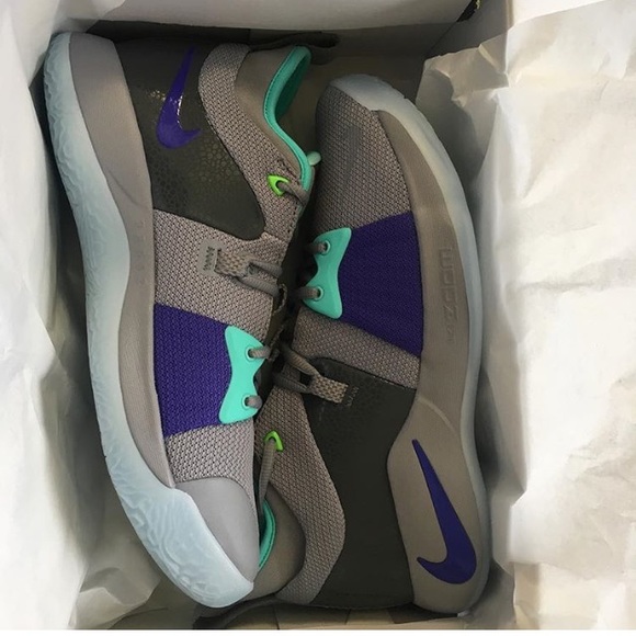 Nike Kyries - Picture 1 of 1